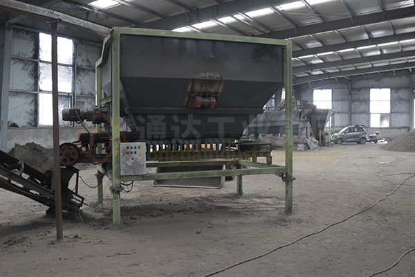 新疆年產(chǎn)十萬噸有機無機復混肥生產(chǎn)線裝車發(fā)貨