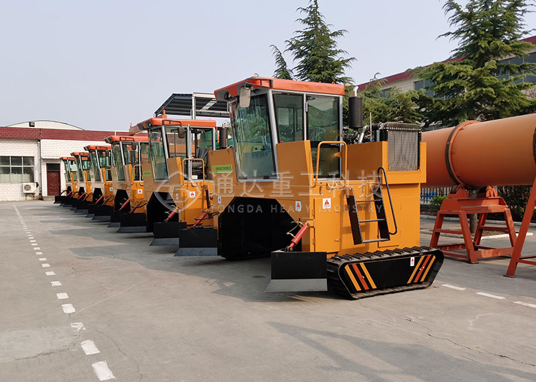 履帶式翻堆機(jī).jpg
