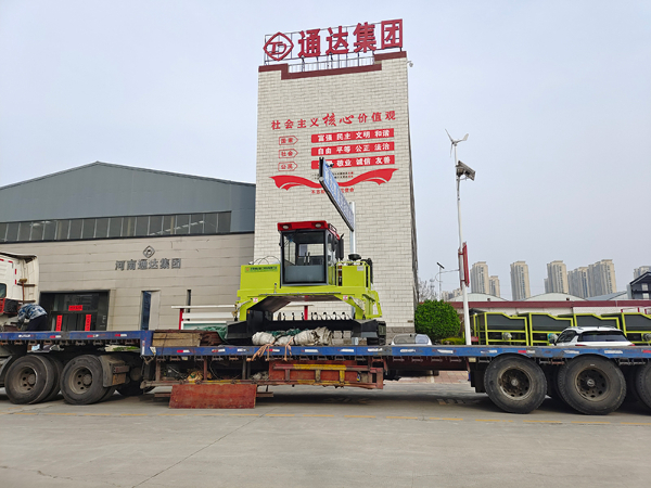 履帶式翻拋機(jī)發(fā)往山東萊西.jpg